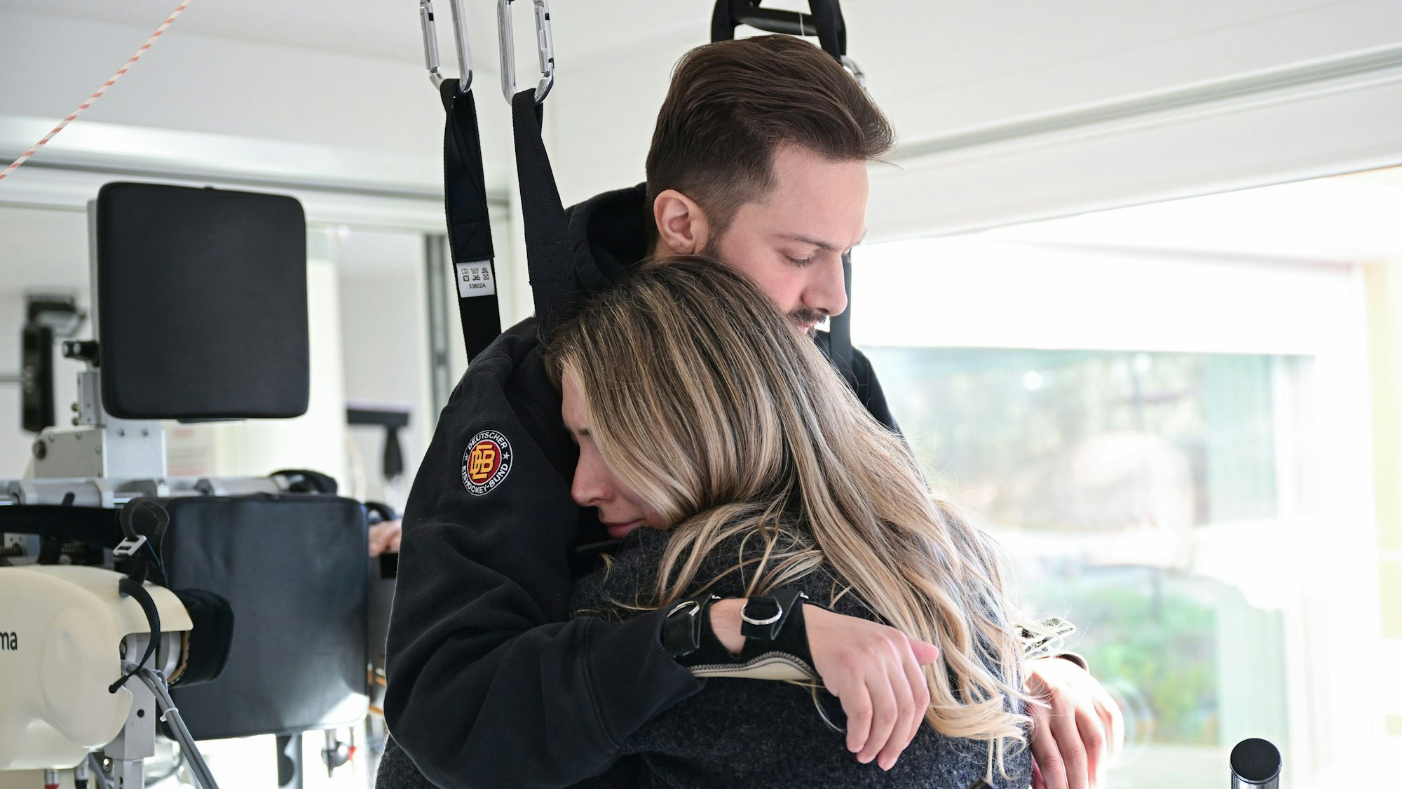 Rechts seine Freundin und Stütze Lara Lindmayer. Mike Glemser, der für die Starbulls Rosenheim spielte, ist nach einem Unfall Querschnittsgelähmt.