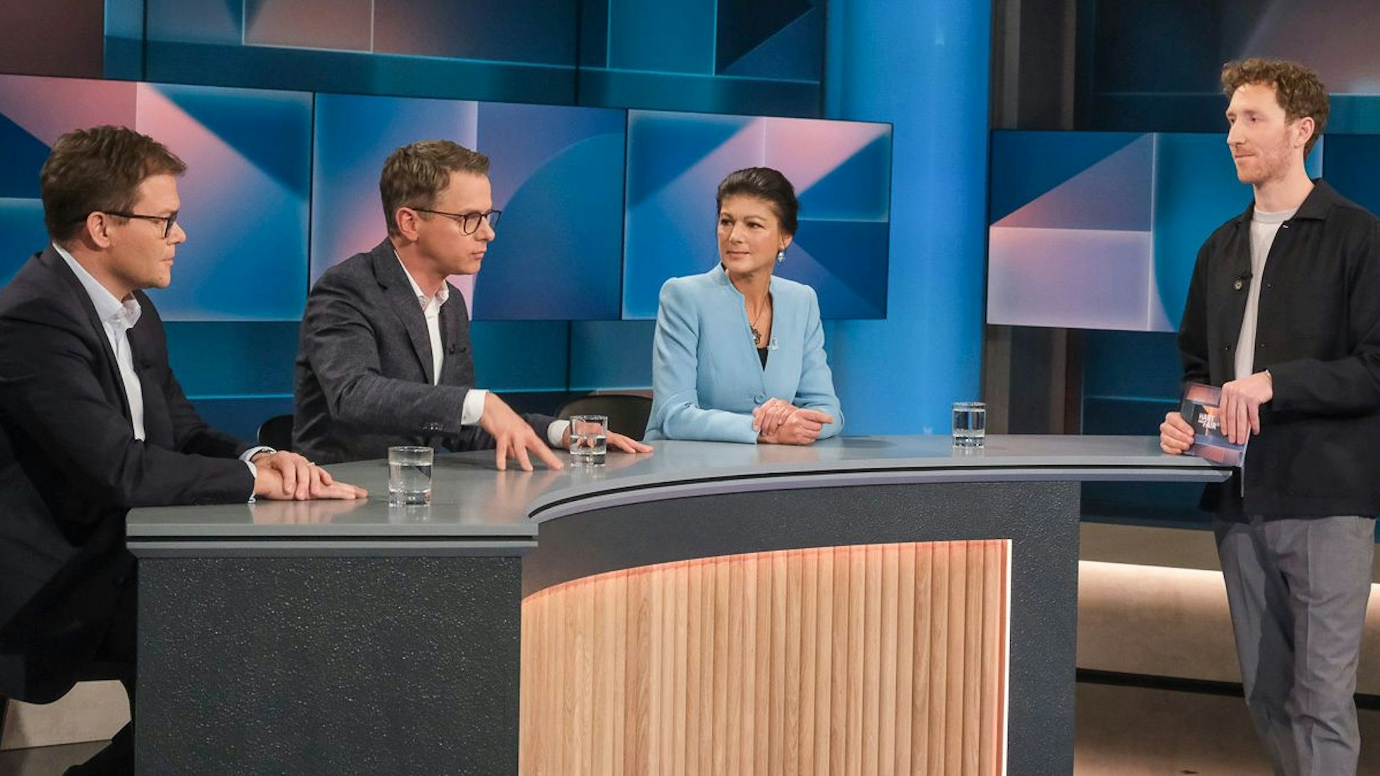 Carsten Schneider (SPD, Beauftragter der Bundesregierung für Ostdeutschland), Carsten Linnemann (CDU, Generalsekretär), Sahra Wagenknecht (BSW) und Moderator Louis Klamroth.