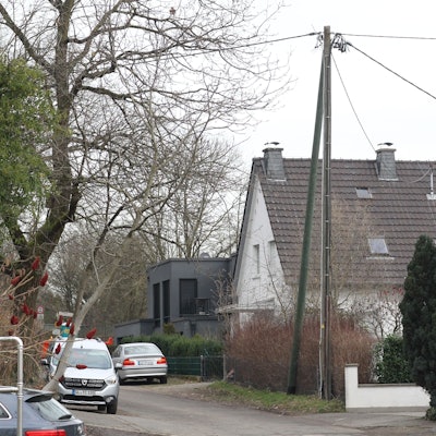 Die alten Mittelspannungsstraßen wie hier an der Heckenhofstraße verschwinden durch die Verkabelung.