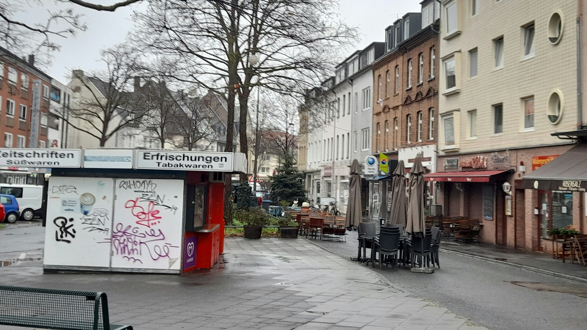 Blick auf einen Kiosk, der mit Graffiti beschmiert ist