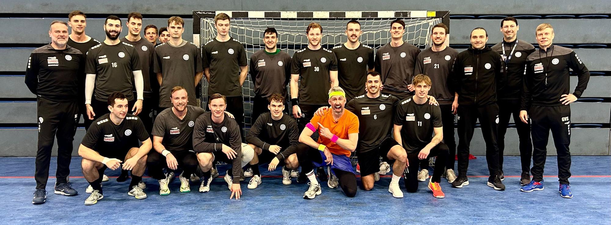 Mannschaftsfoto der Handballer des VfL Gummersbach mit Sebastian Pufpaff in der Mitte.