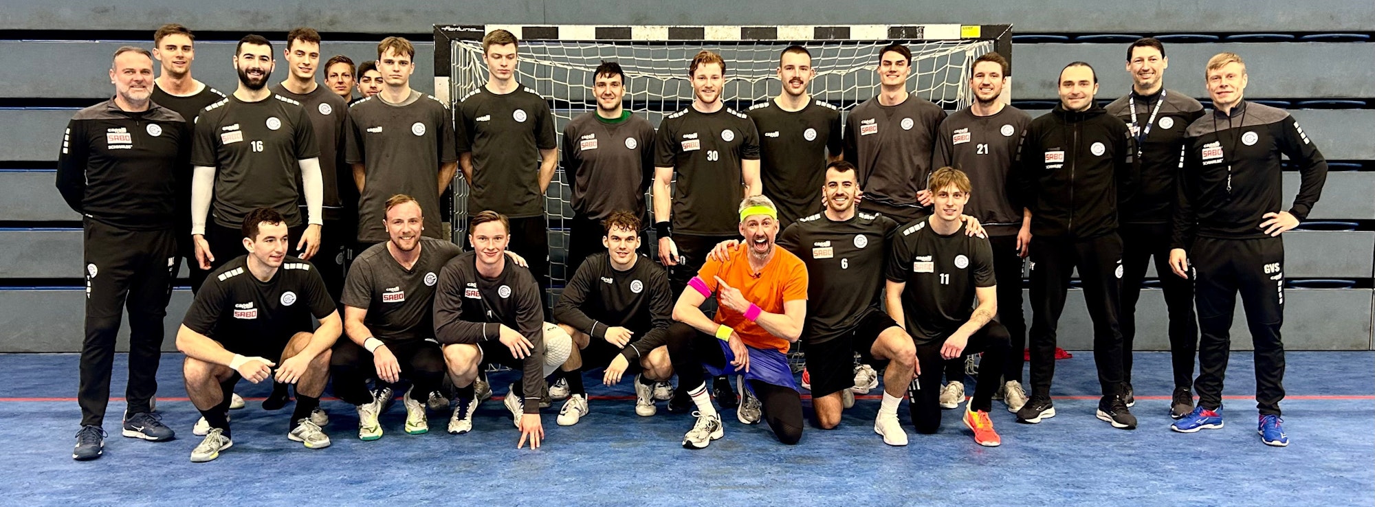 Mannschaftsfoto der Handballer des VfL Gummersbach mit Sebastian Pufpaff in der Mitte.