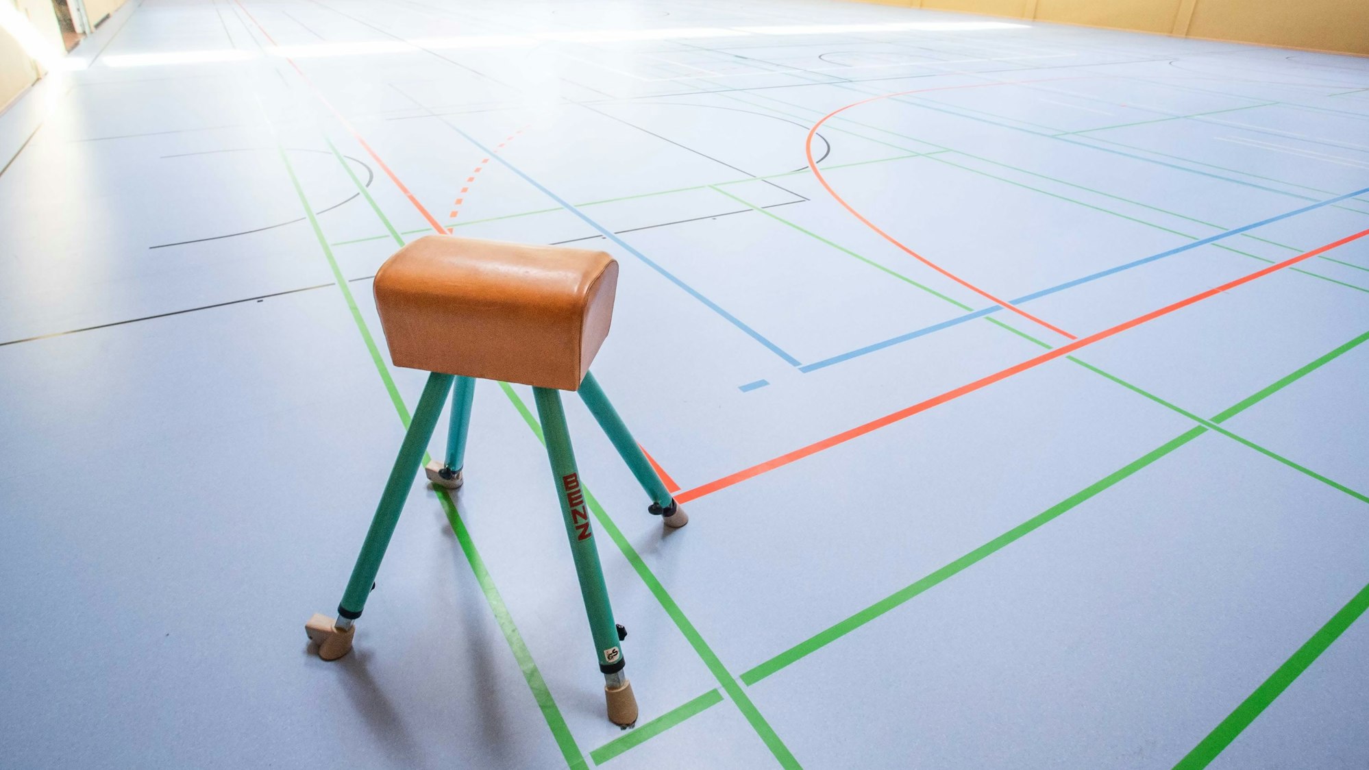 Der blaue Sportboden in der Waldbröler Heidberghalle war ein großer Brocken Arbeit. Unter ihm verbirgt sich eine Fußbodenheizung, die aber die gesamte Halle versorgt.