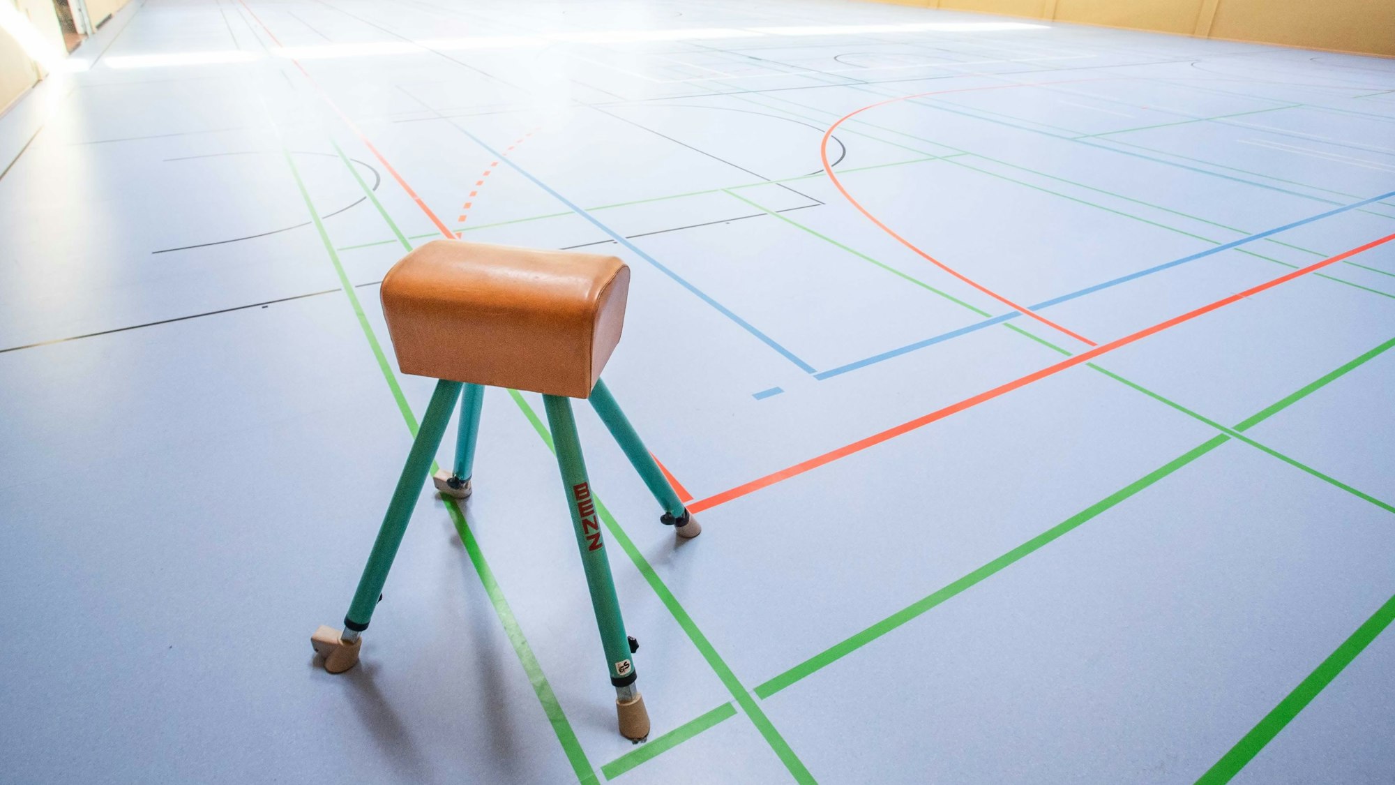 Der blaue Sportboden in der Waldbröler Heidberghalle war ein großer Brocken Arbeit. Unter ihm verbirgt sich eine Fußbodenheizung, die aber die gesamte Halle versorgt.