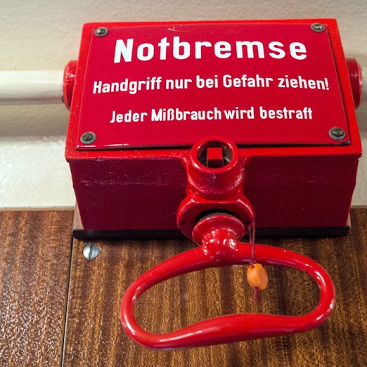 Eine Notbremse in einer historischen S-Bahn (Symbolbild)