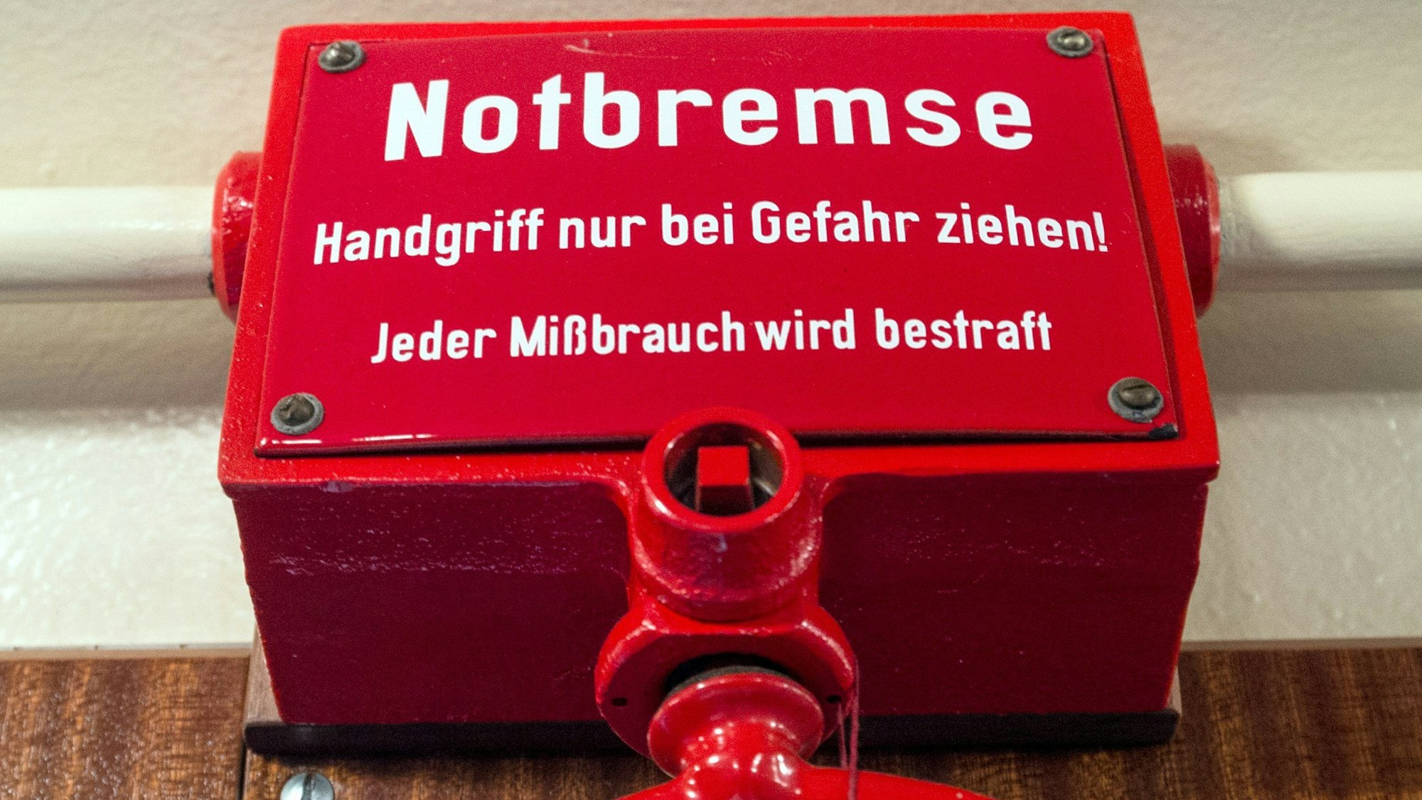 Eine Notbremse in einer historischen S-Bahn (Symbolbild)