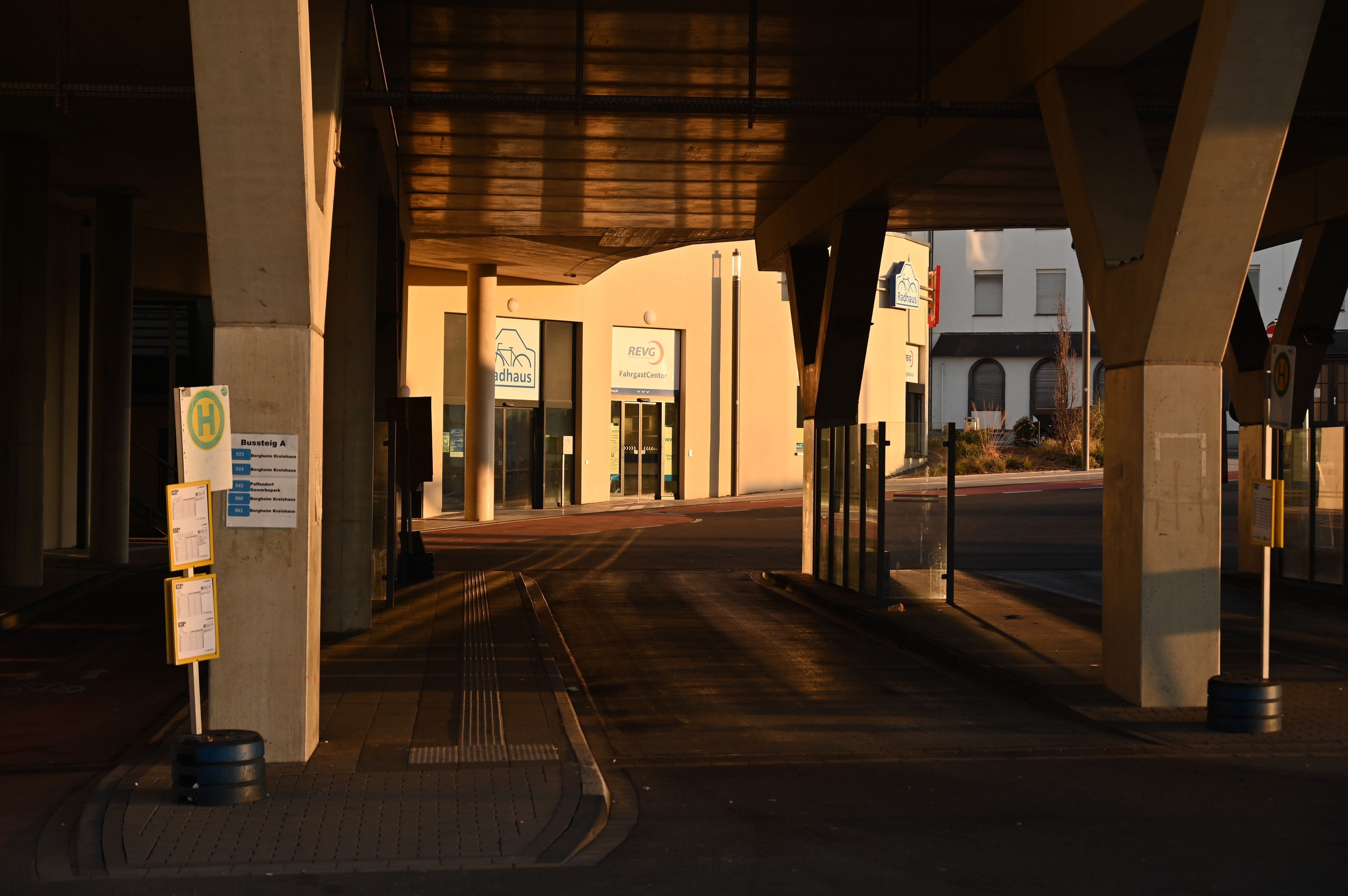 Auf dem Foto ist ein leerer Busbahnhof zu sehen.