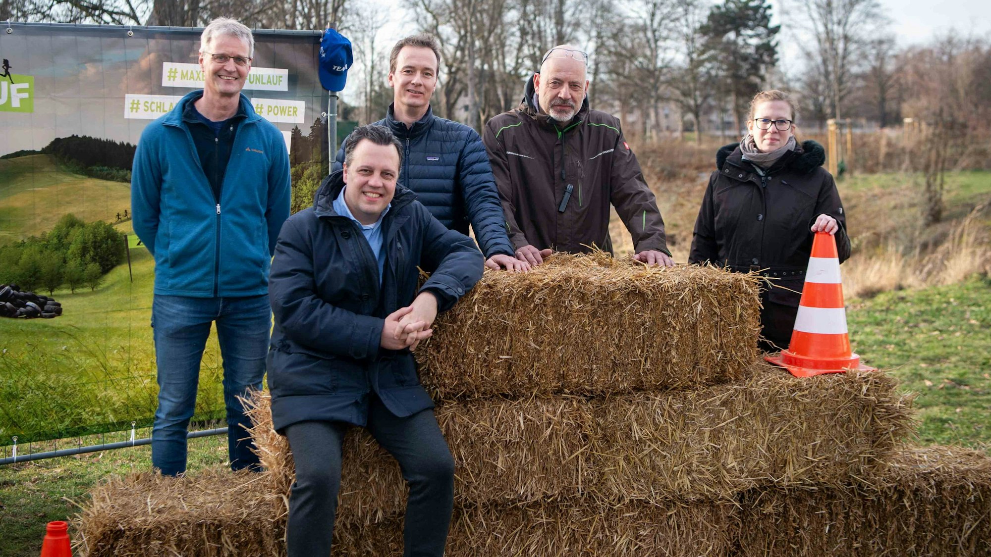 Das Bild zeigt die Organisatoren. Unter anderem sitzt Euskirchens Bürgermeister Sacha Reichelt auf einem Strohballen.