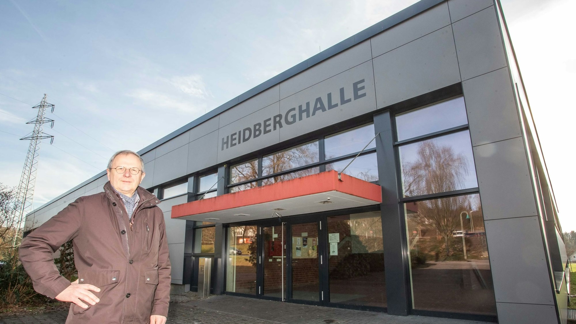 Christoph Peikert vom Gebäudemanagement der Stadt Waldbröl kann in den Osterferien eine große Sanierungsmaßnahme für abgehakt erklären: Dann sollen die 1,6 Millionen Euro teuren Arbeiten an der Heidberghalle beendet sein. Auf unserem Foto steht Peikert vor dem Haupteingang der Halle.