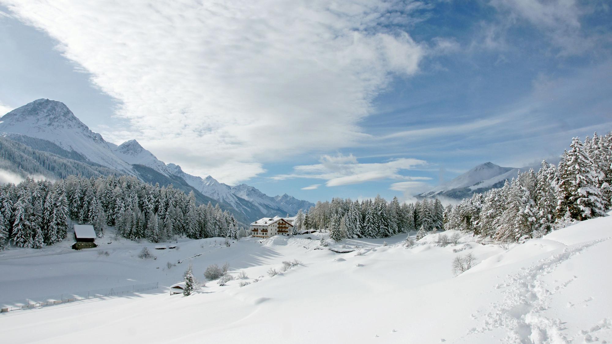Das Skigebiet Nauders im österreichischen Bundesland im Sonnenschein. Im Hintergrund sind mehrere Berggipfel zu sehen. (Symbolbild)