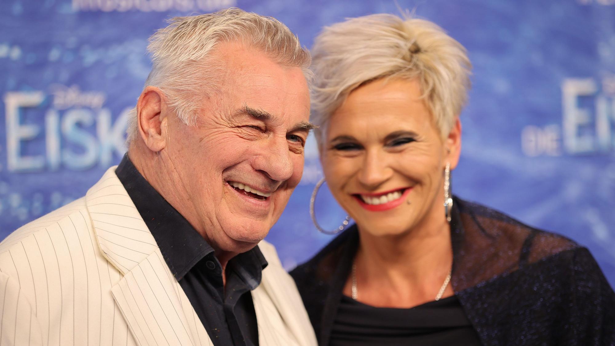 Heinz Hoenig und seine Frau Annika kommen zur Deutschlandpremiere des Disney-Musicals "Die Eiskönigin".