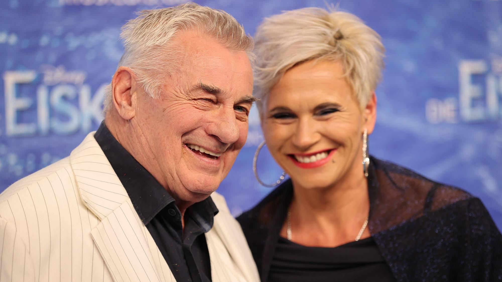 Heinz Hoenig, Schauspieler, und seine Frau Annika kommen zur Deutschlandpremiere des Disney-Musicals "Die Eiskönigin·.