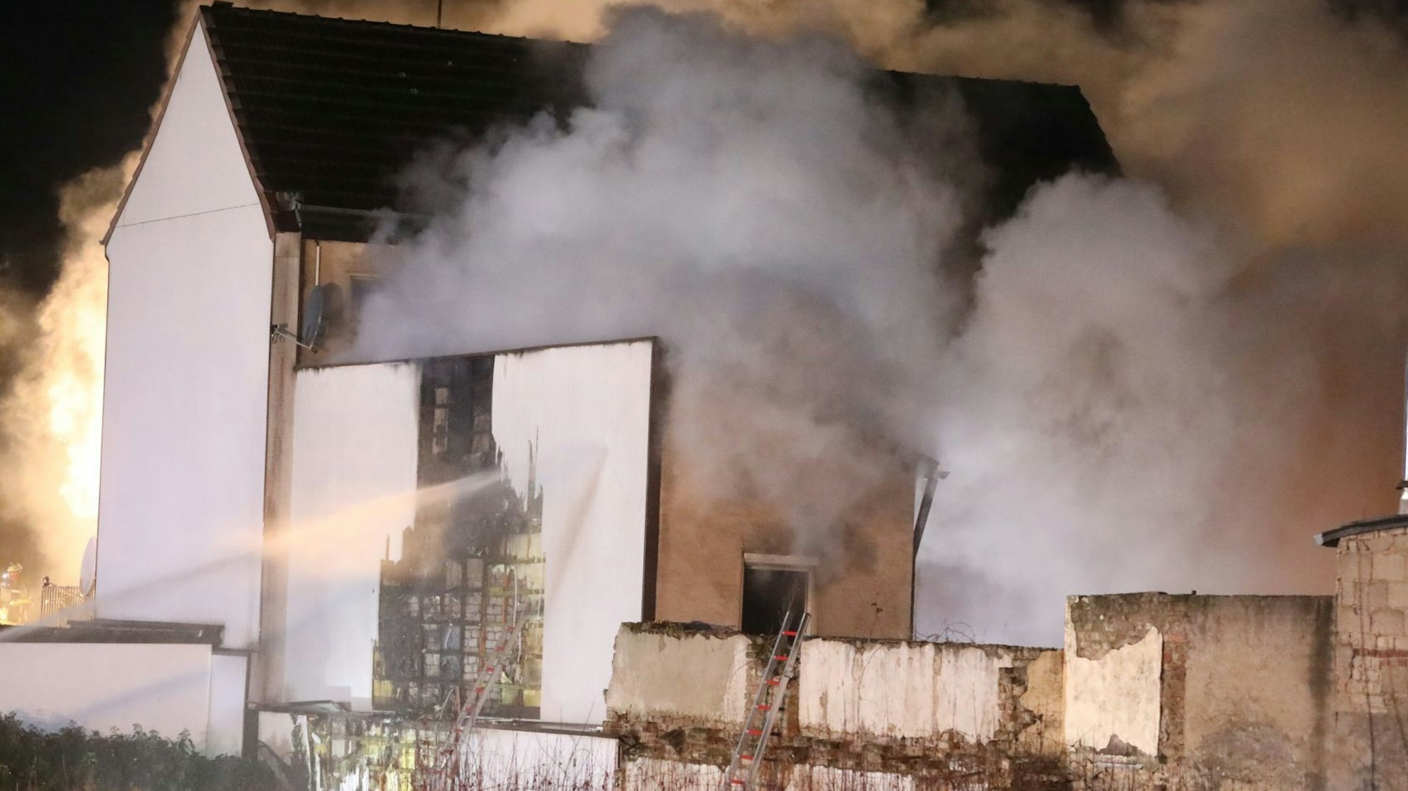 Dichter Rauch dringt aus einem Gebäude