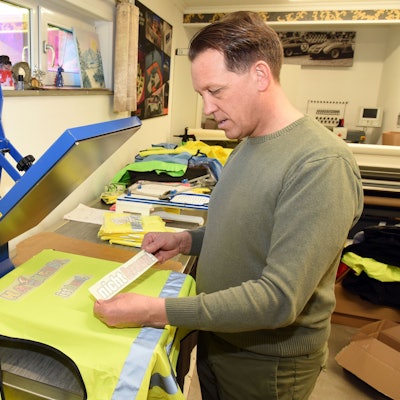 Alle Hände voll zu tun mit den bunten Protest-Westen für Wagenengel hat Peter Koch in Waldbröl-Altehufen: Er bedruckt sie gerade im Akkord, um sie dann bundesweit zu versenden. Unser Foto zeigt ihn an der Aufdruckmaschine.
