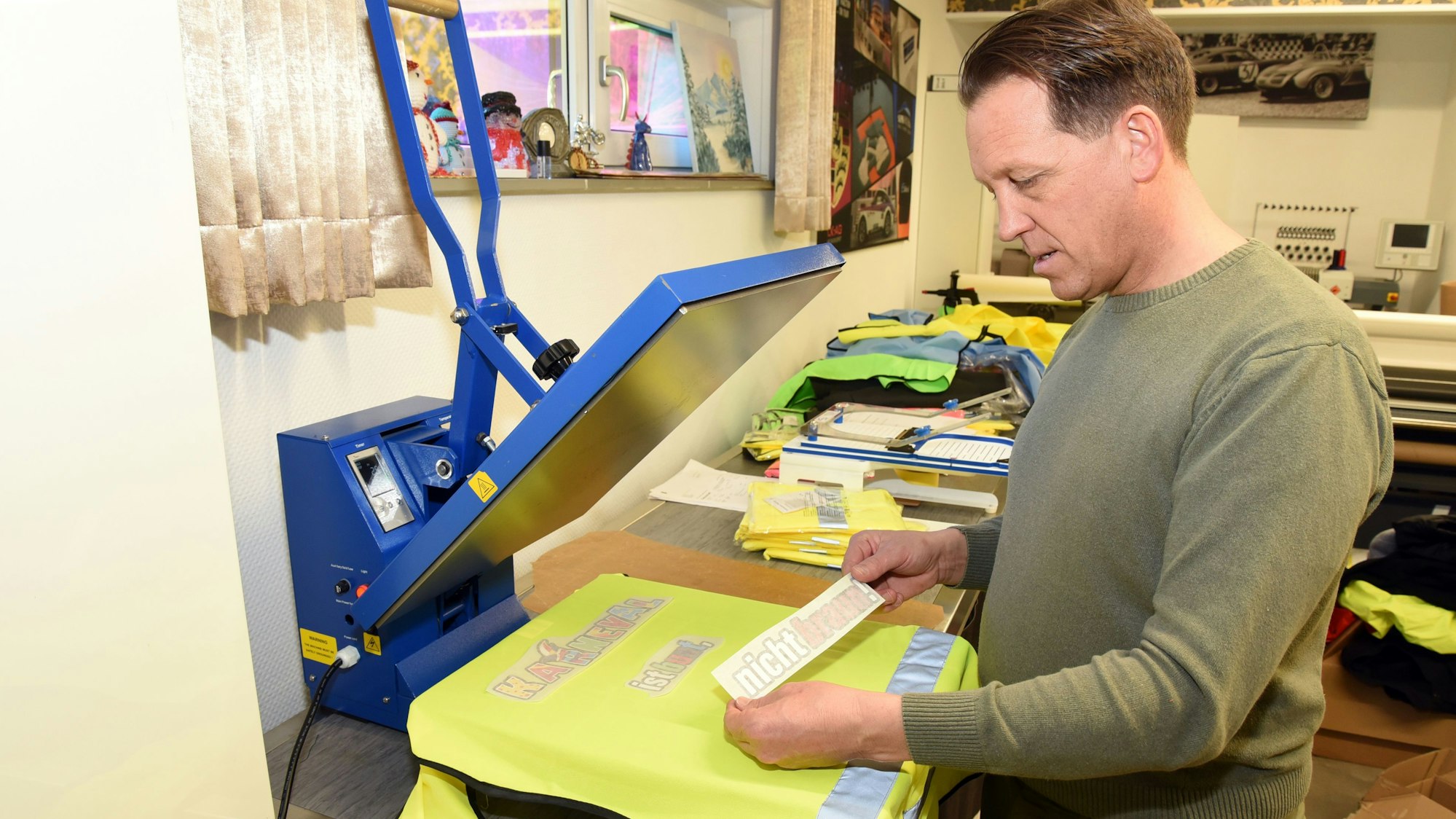 „Karneval in bunt, nicht braun!“: Peter Koch aus der Waldbröler Ortschaft Altehufen fertigt Westen für Wagenengel, die dann bundesweit im Karneval 2024 getragen werden.