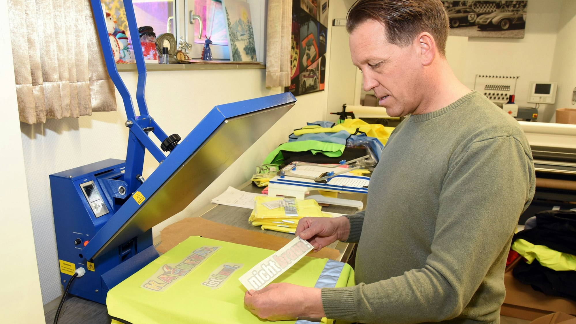 Alle Hände voll zu tun mit den bunten Protest-Westen für Wagenengel hat Peter Koch in Waldbröl-Altehufen: Er bedruckt sie gerade im Akkord, um sie dann bundesweit zu versenden. Unser Foto zeigt ihn an der Aufdruckmaschine.