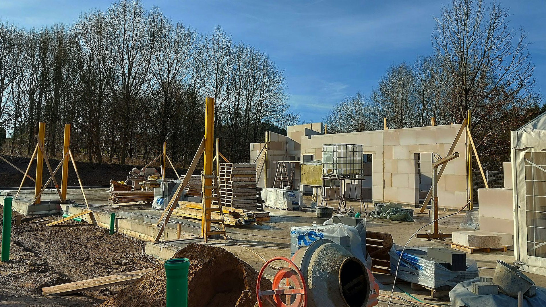 Die ersten Mauern für den neuen Kindergarten in Schmdtheim stehen schon.