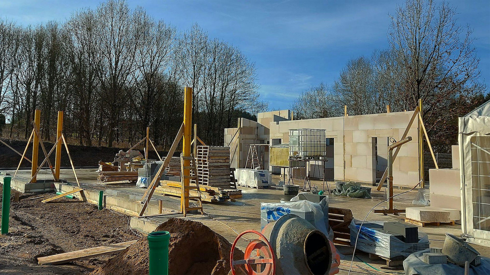 Die ersten Mauern für den neuen Kindergarten in Schmdtheim stehen schon.
