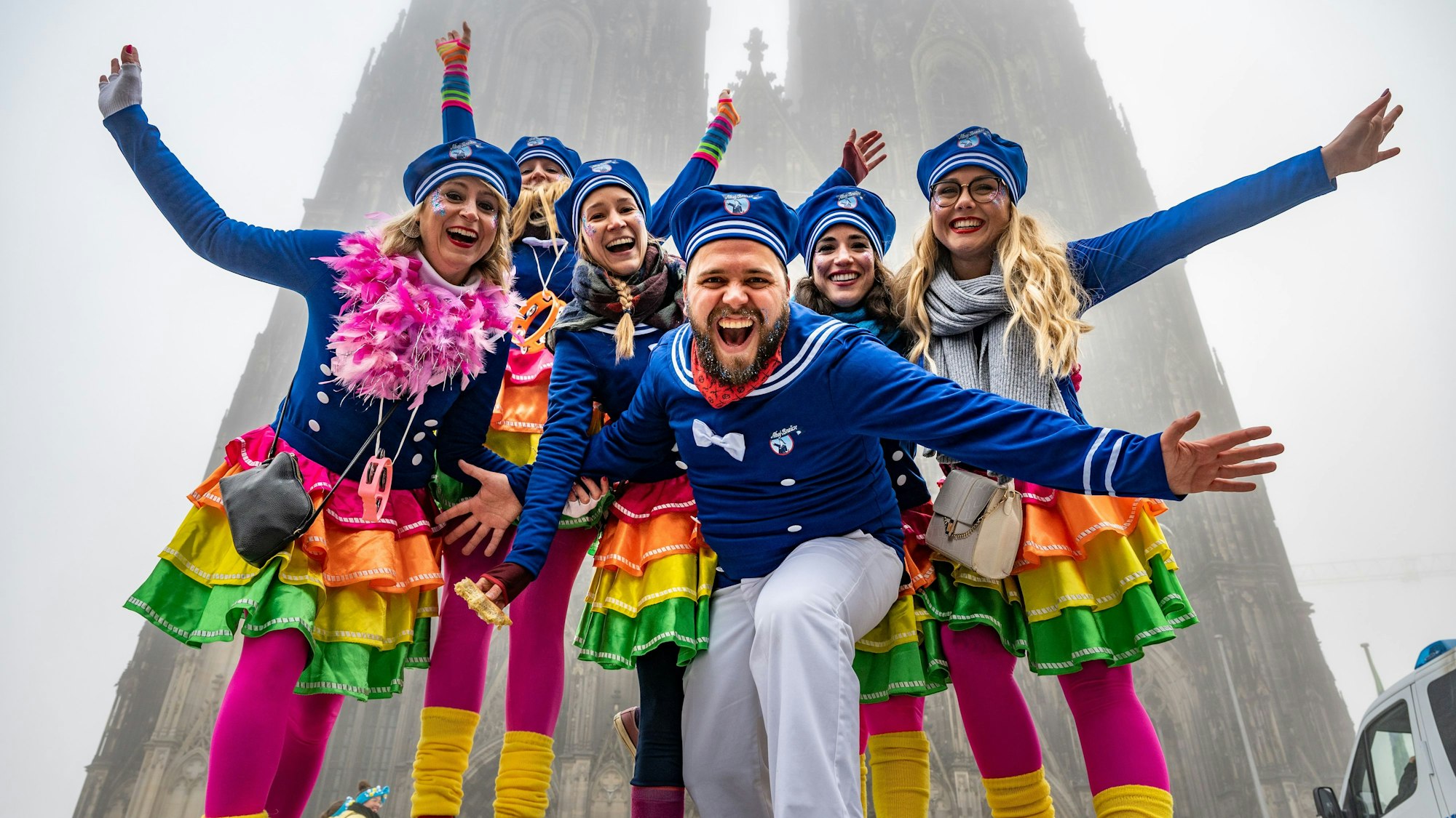 Kostümierte Jecke aus Belgien im Nebel am Dom.
