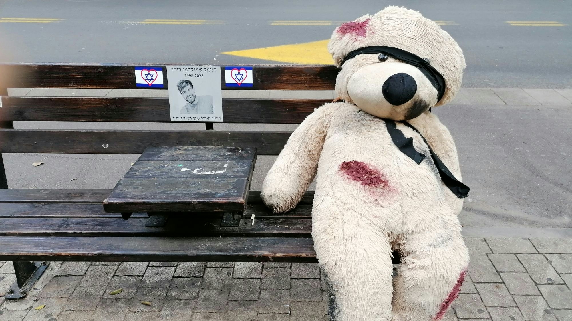 In Tel Aviv erinnern an der Dizengoffstraße übergroße Teddys an die von der Hamas entführten israelischen Geiseln.
