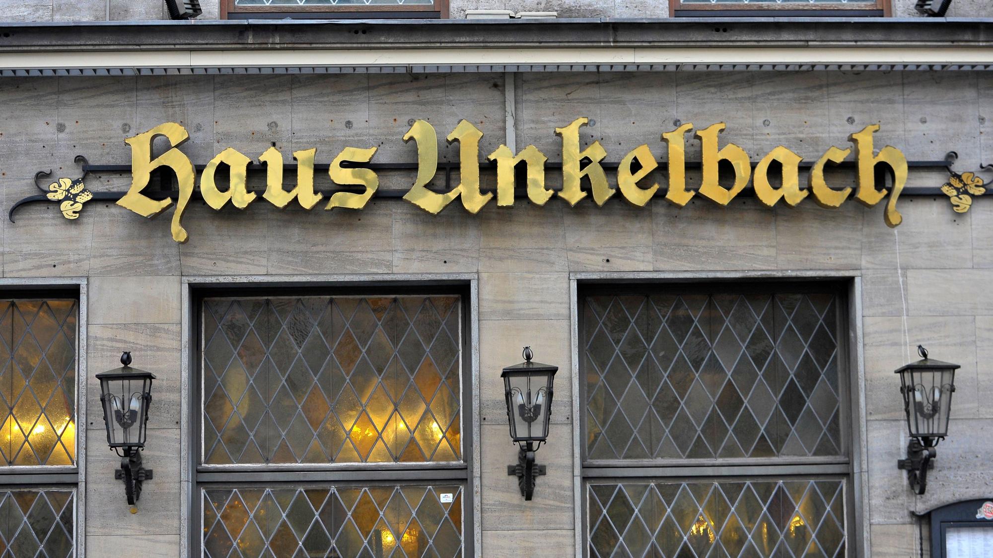 An einer Hauswand steht Haus Unkelbach