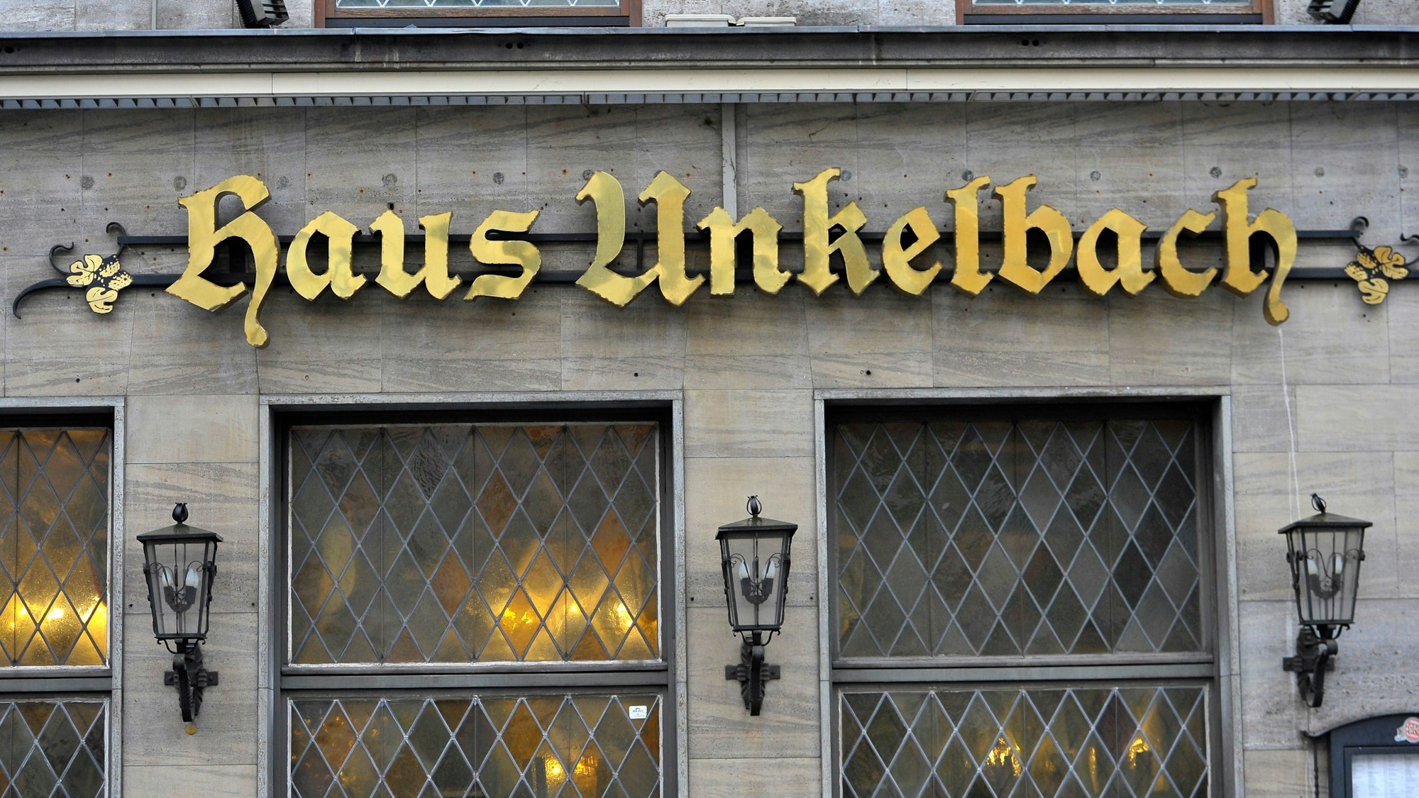 An einer Hauswand steht Haus Unkelbach