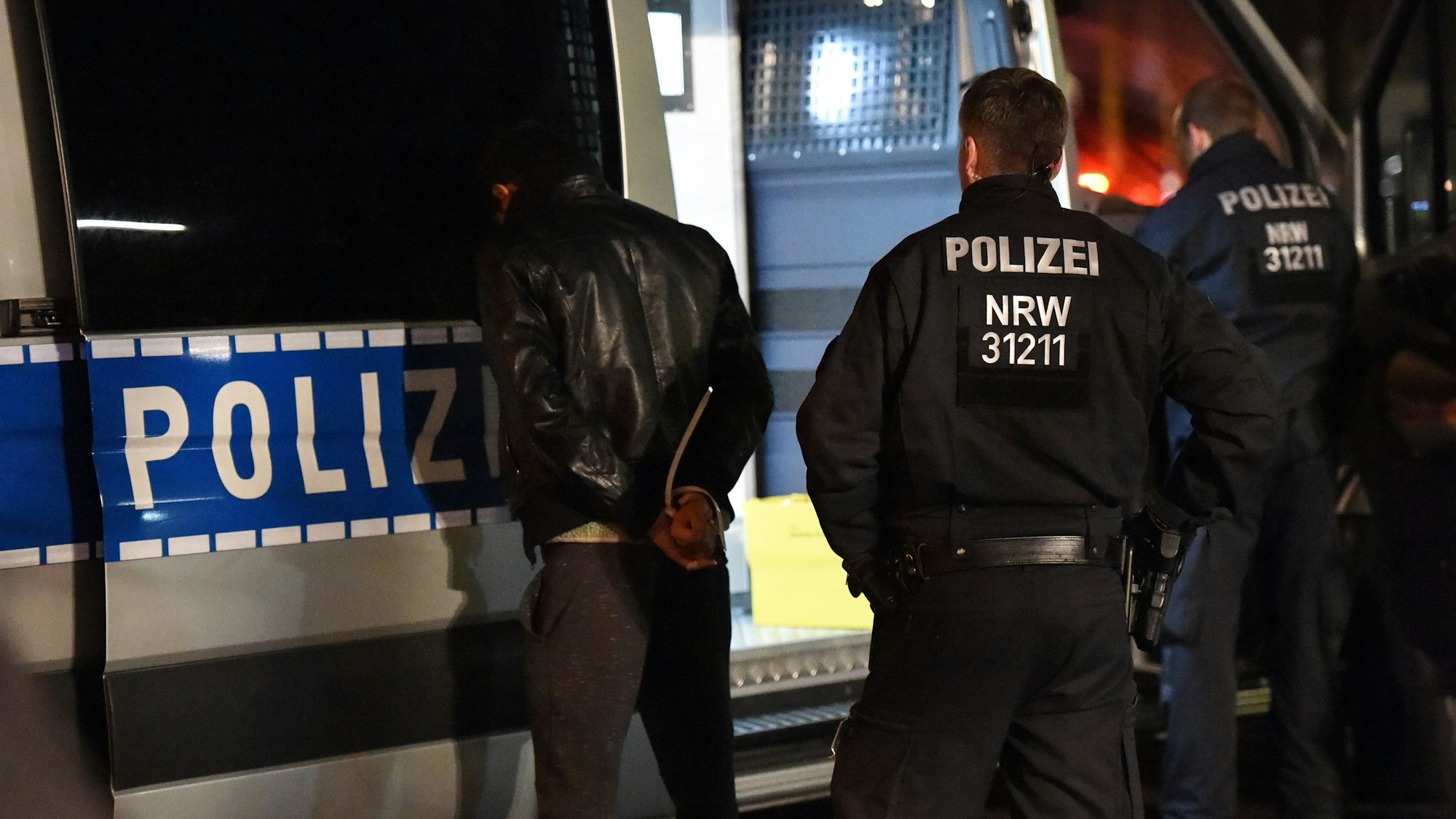 Wiederholt macht die Polizei Razzien in Köln.