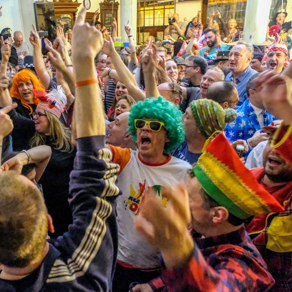 Verkleidete und unverkleidete Menschen feiern miteinander.