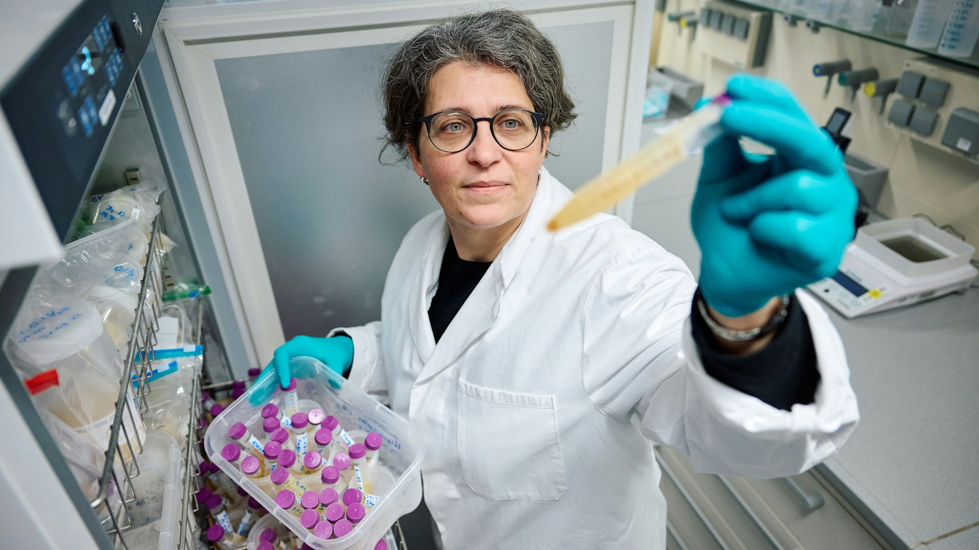 Toxikologin Yvonni Chovolou vom Landesamt für Natur, Umwelt und Verbraucherschutz konnte mit ihrem Team den Weichmacher Di-n-hexyl-Phthalat (DnHexP) in vielen Urinproben von Kleinkindern aus NRW nachweisen