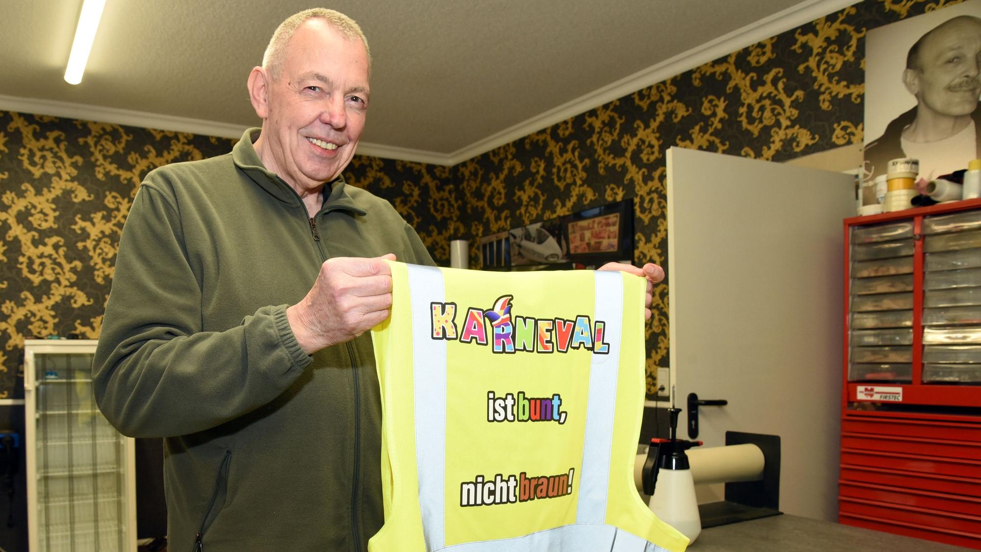 Auch die Fischköpp aus Siegburg-Kaldauen wollen die Westen haben, Alfred Unkrig hat sie in Waldbröl-Altehufen gerade abgeholt, wie unser Foto zeigt.