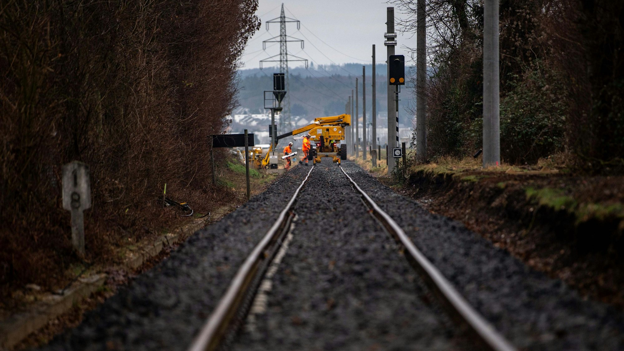 Das Bild zeigt die Gleise und einen Arbeitstrupp in Aktion.