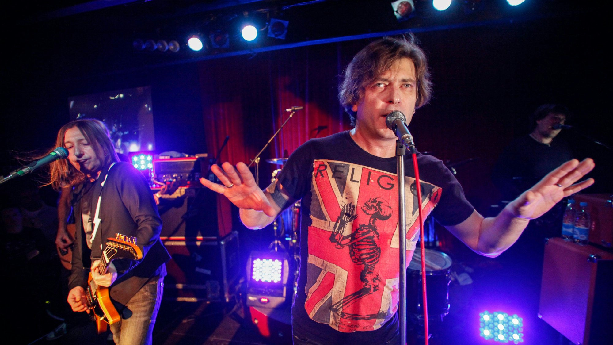 Aleksandr „Shura“ Uman, links, und Yegor „Lyova“ Bortnik treten mit ihrer Rockband Bi-2 auf. Die thailändischen Behörden planen offenbar die Abschiebung einer regimekritischen russischen Rockband – aber wohin, ist derzeit unklar.
