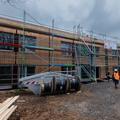 Ein Gerüst an einem Schulneubau in Köln.