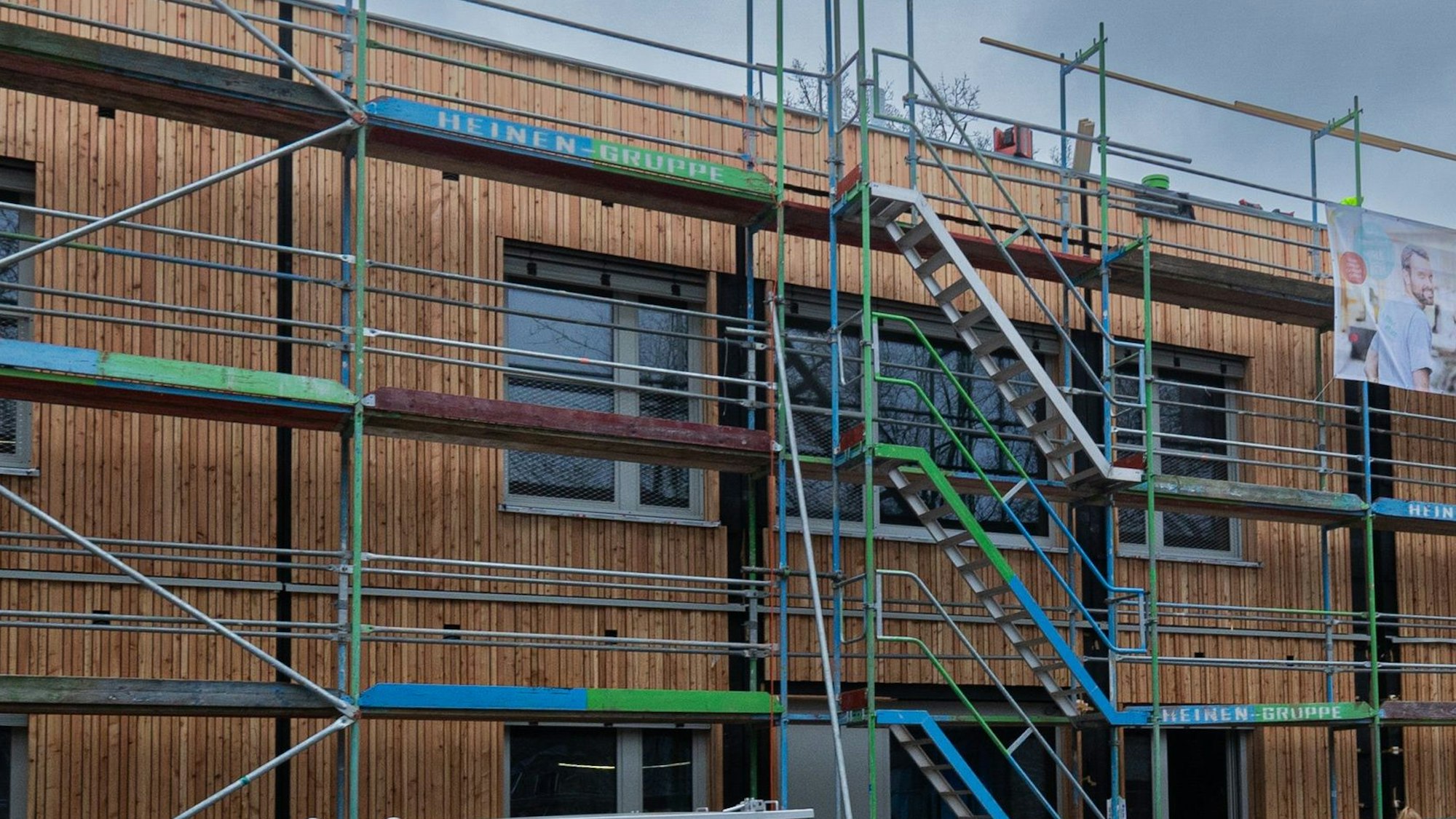 Ein Gerüst an einem Schulneubau in Köln.