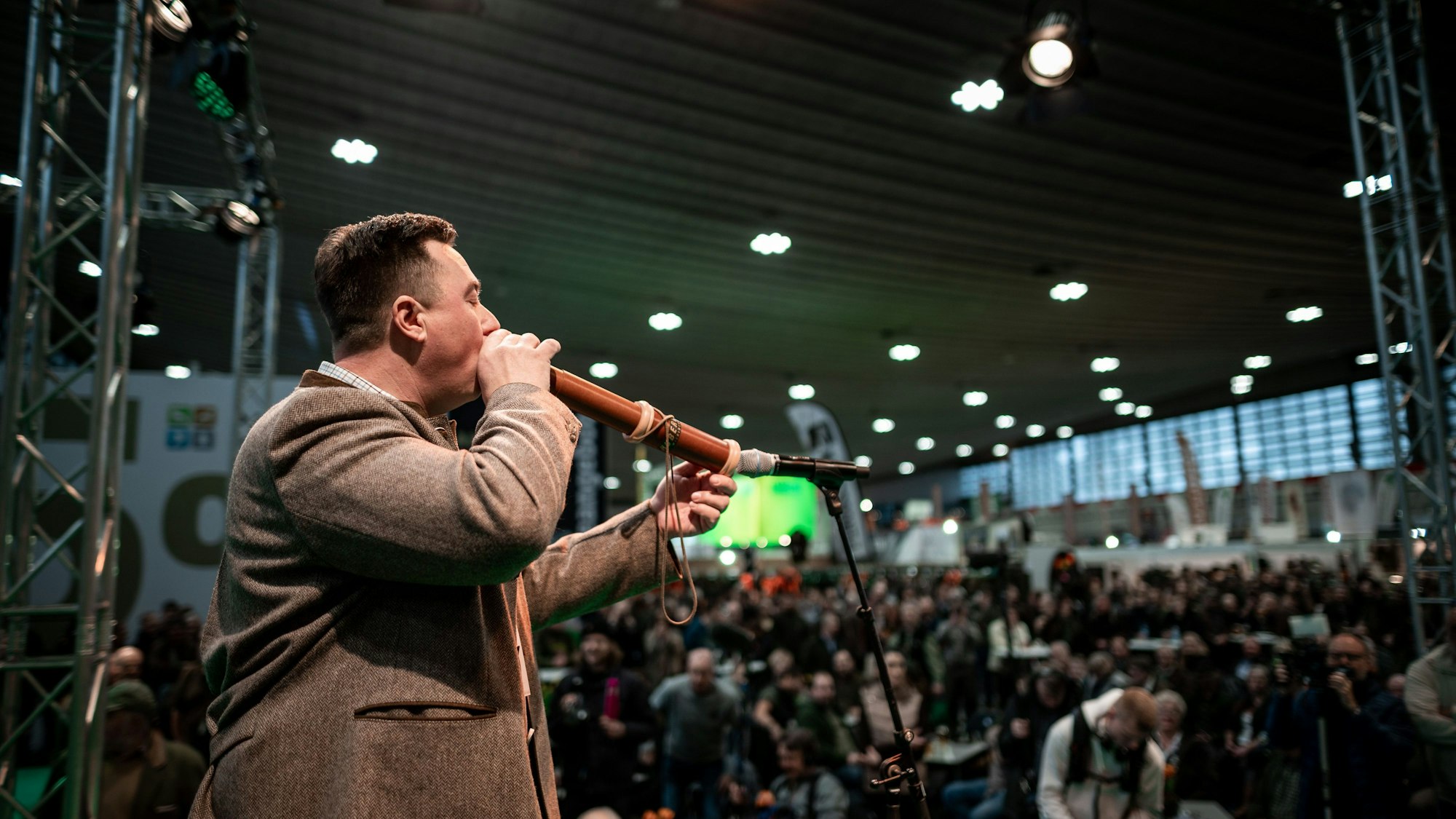 Der Wettbewerb gilt als einer der Höhepunkte der Messe Jagd & Hund, die in der Westfalenhalle in Dortmund stattfindet. Foto: Fabian Strauch/dpa +++ dpa-Bildfunk +++