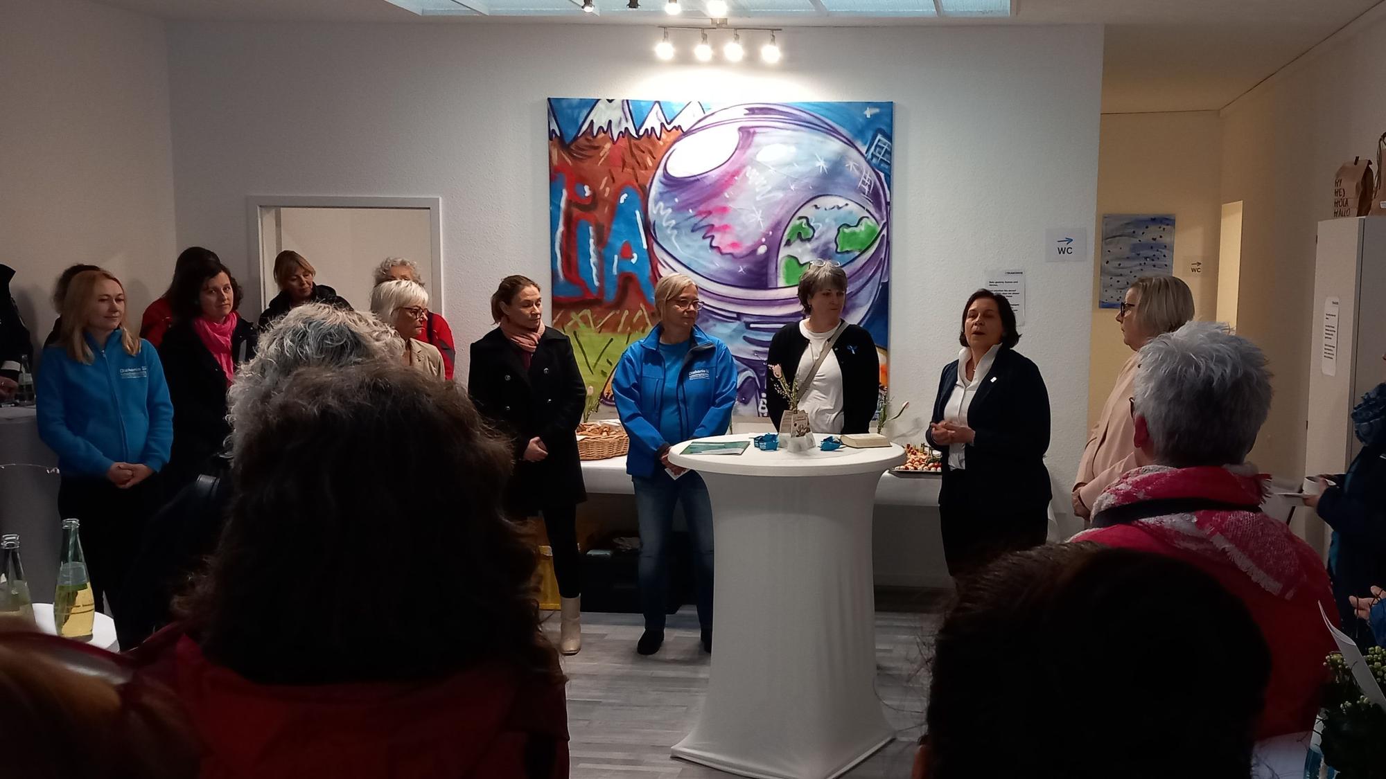 Den Segen für alle Besucher und Mitarbeiter erbat Superintendentin Claudia Müller-Bück
