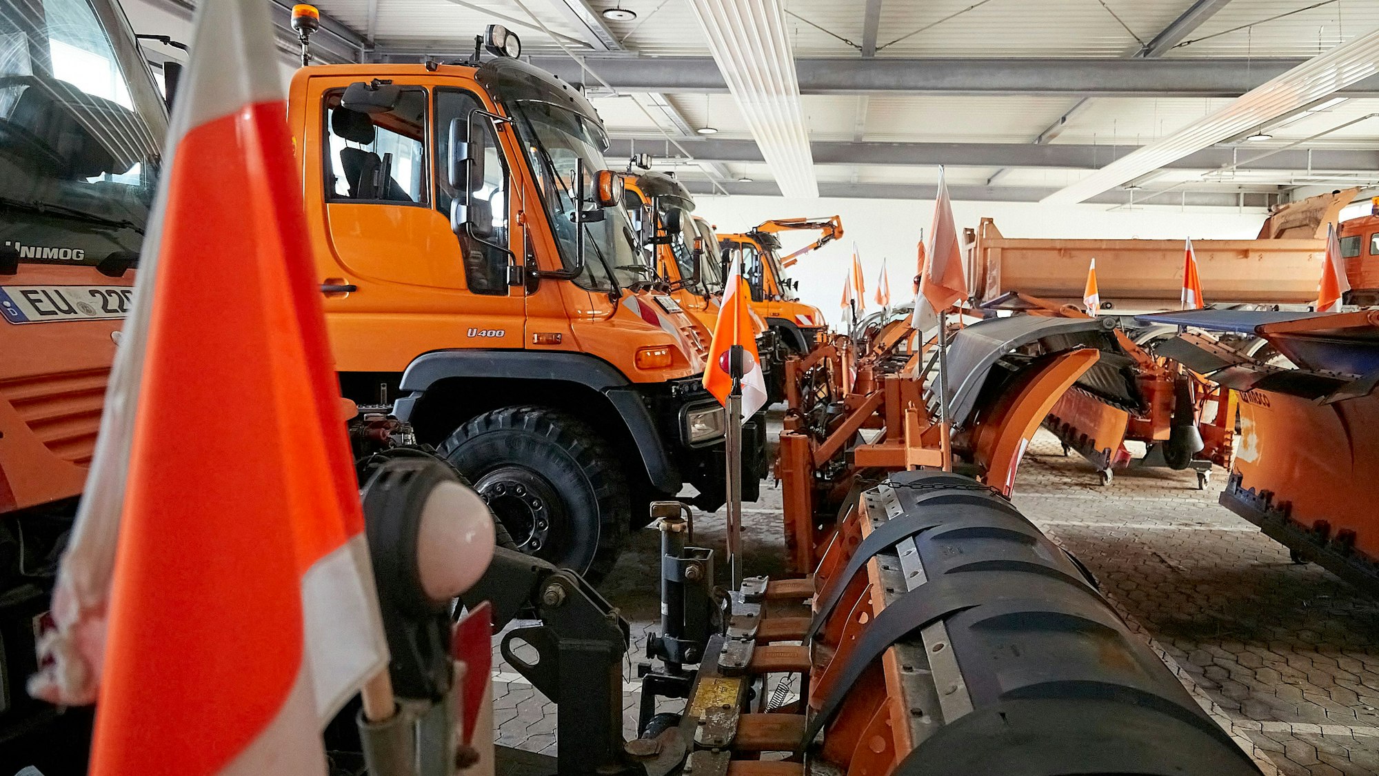 Die Streufahrzeuge auf dem Bauhof in Strempt sind bereit für den Winterdienst.
