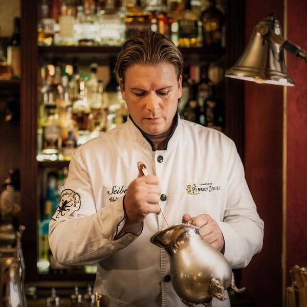 Volker Seibert hinter seiner Bar „Seiberts“.