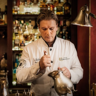 Volker Seibert hinter seiner Bar „Seiberts“.