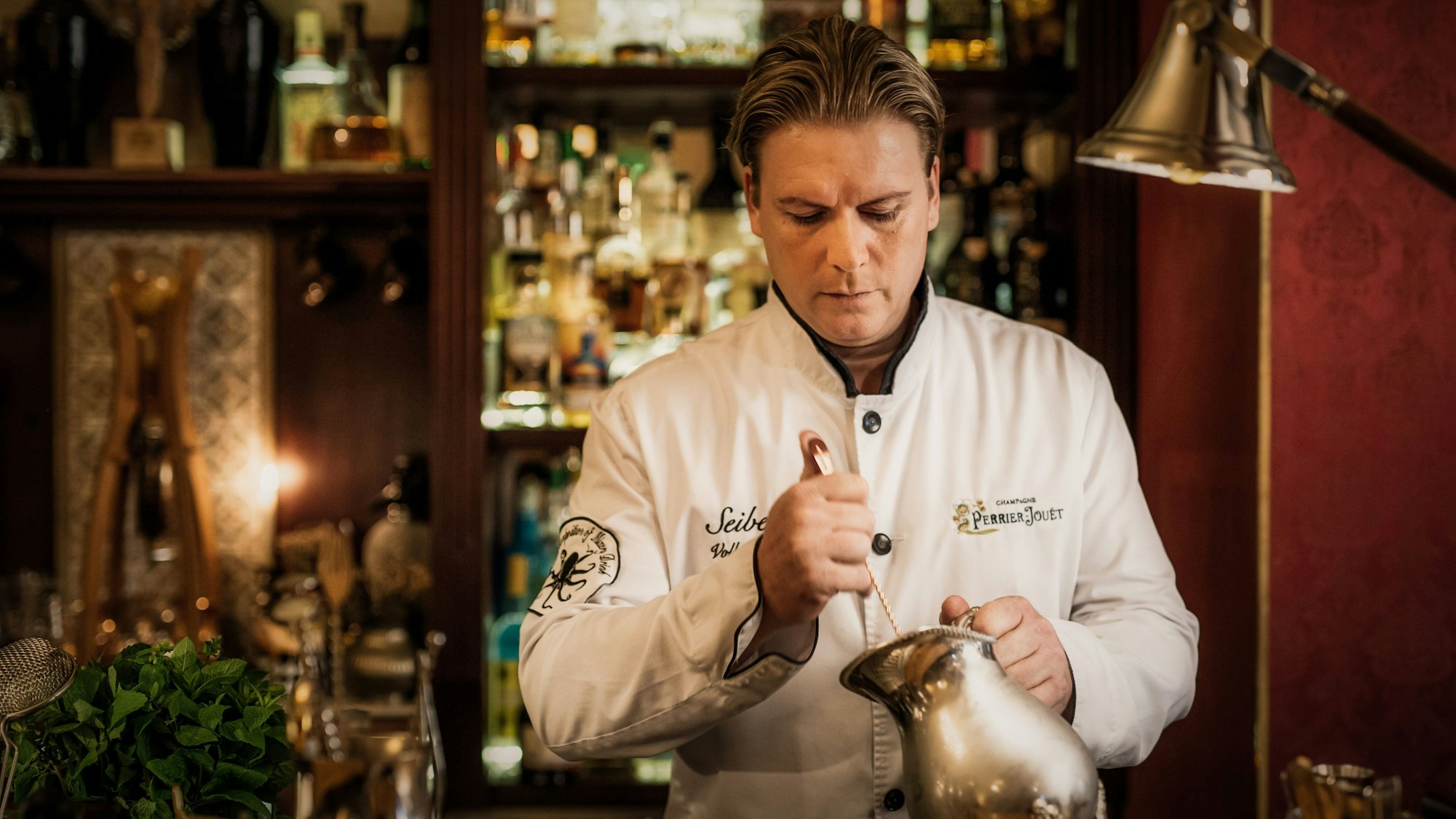 Volker Seibert hinter seiner Bar „Seiberts“.