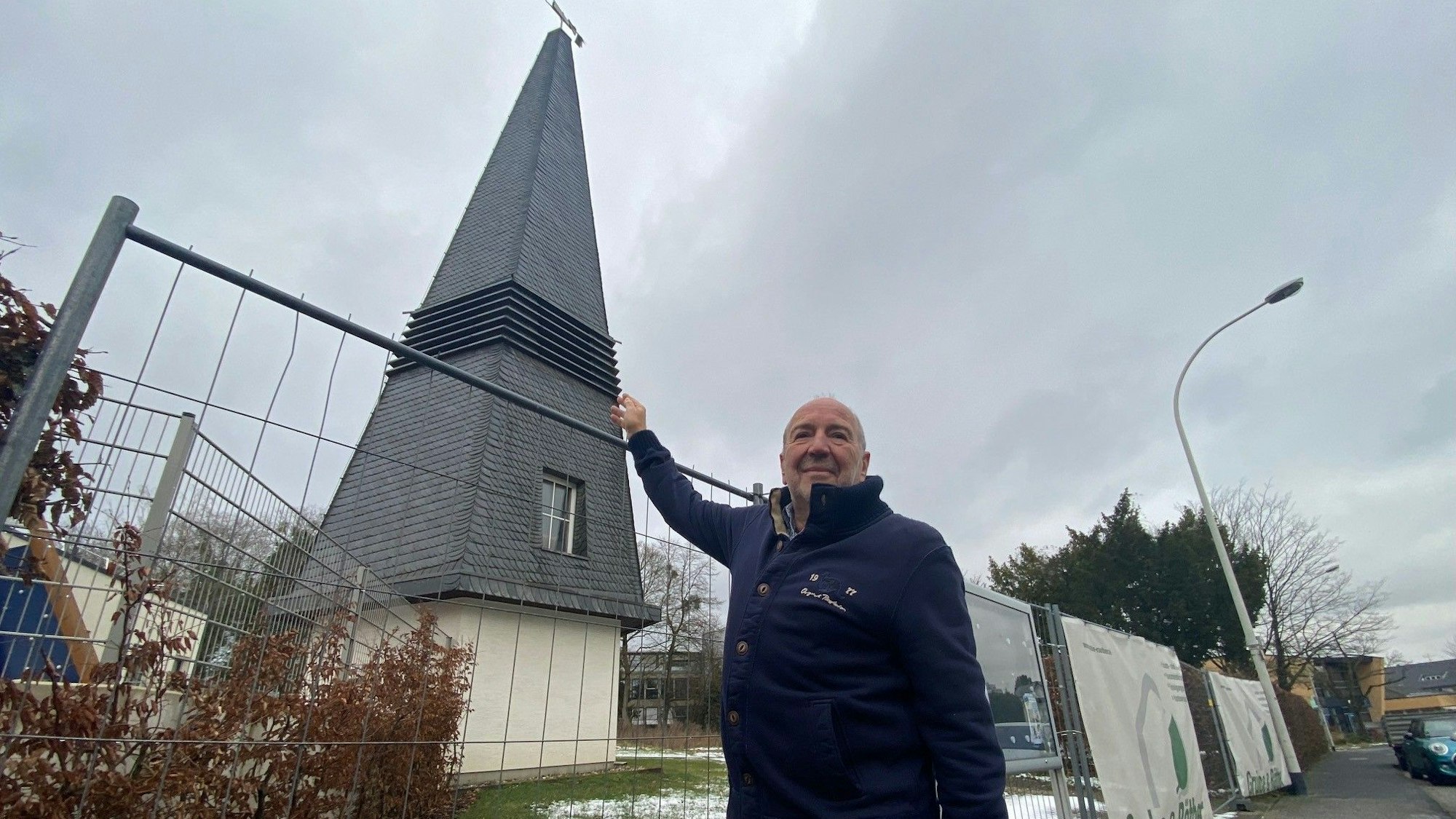 Zu sehen ist Alfred Fassbender vor dem Glockenturm der abgebrochenen Johanneskirche.