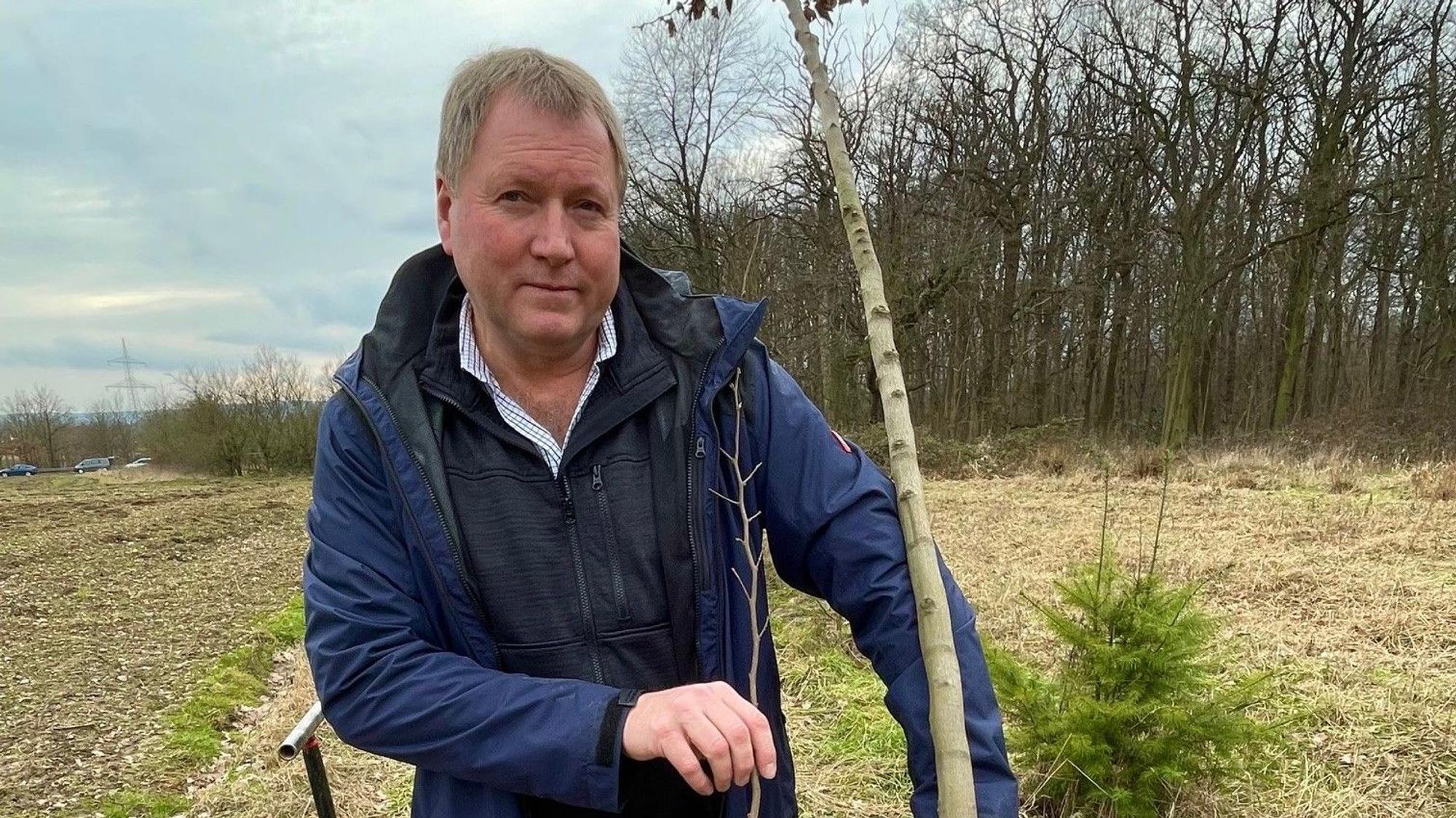 Christoph Dirksen mit Sämling.