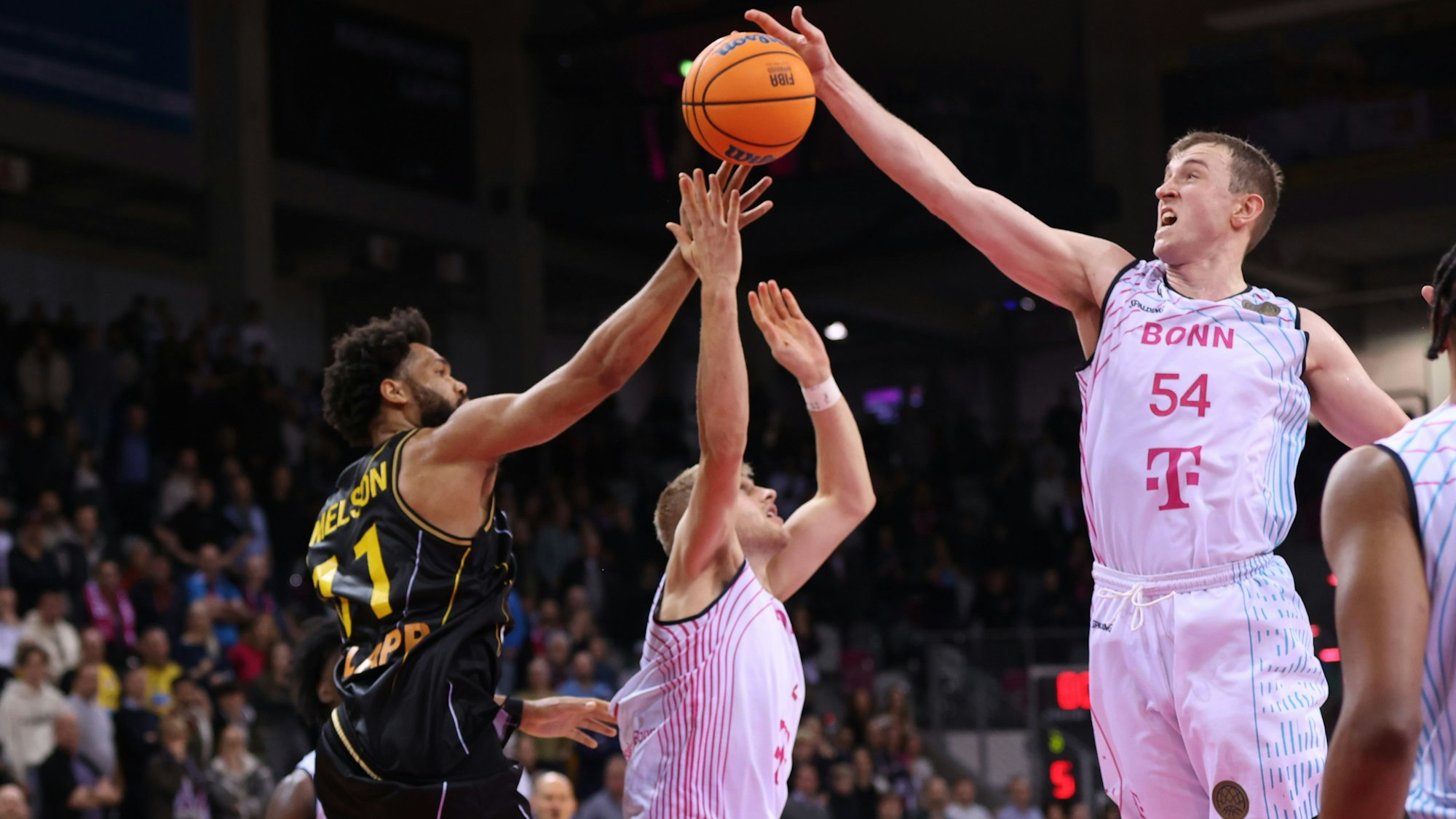 Thomas Kennedy (r.) glänzte gegen Ludwigsburg erneut mit 20 Punkten und neun Rebounds.