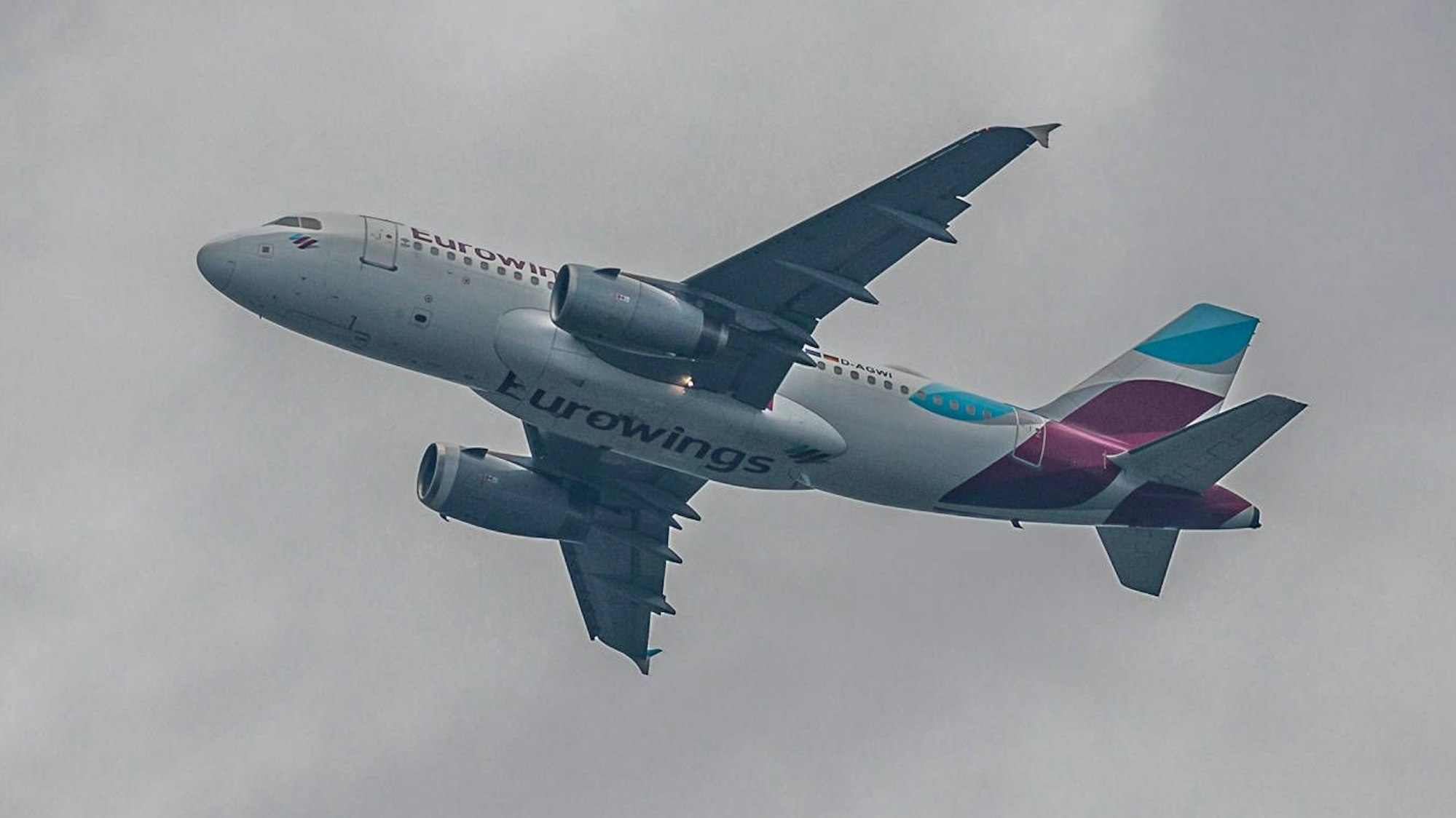 Ein Airbus A319 der deutschen Fluggesellschaft Eurowings fliegt bei aufziehendem Unwetter am Himmel. (Symbolbild)