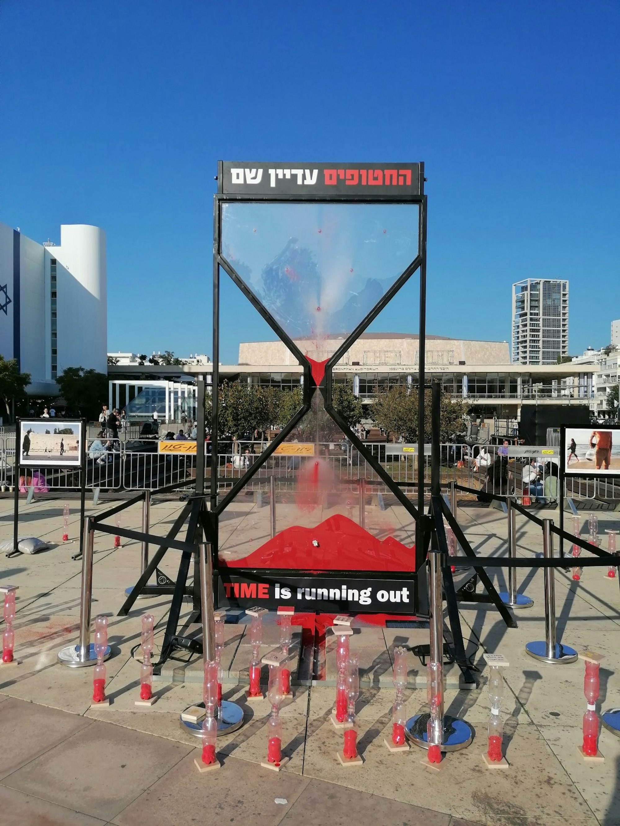 In Tel Aviv stehen auf dem Platz an der Habima übergroße Sanduhren mit der Botschaft „TIME is running out“. Sie erinnern an die von der Hamas entführten israelischen Geiseln.