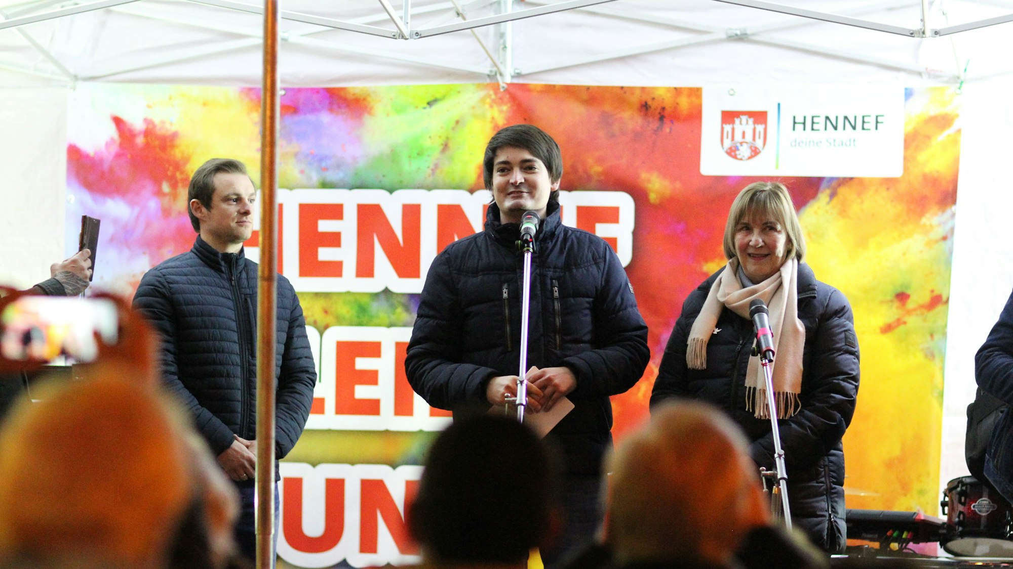 Ein Mann spricht in ein Mikrofon.