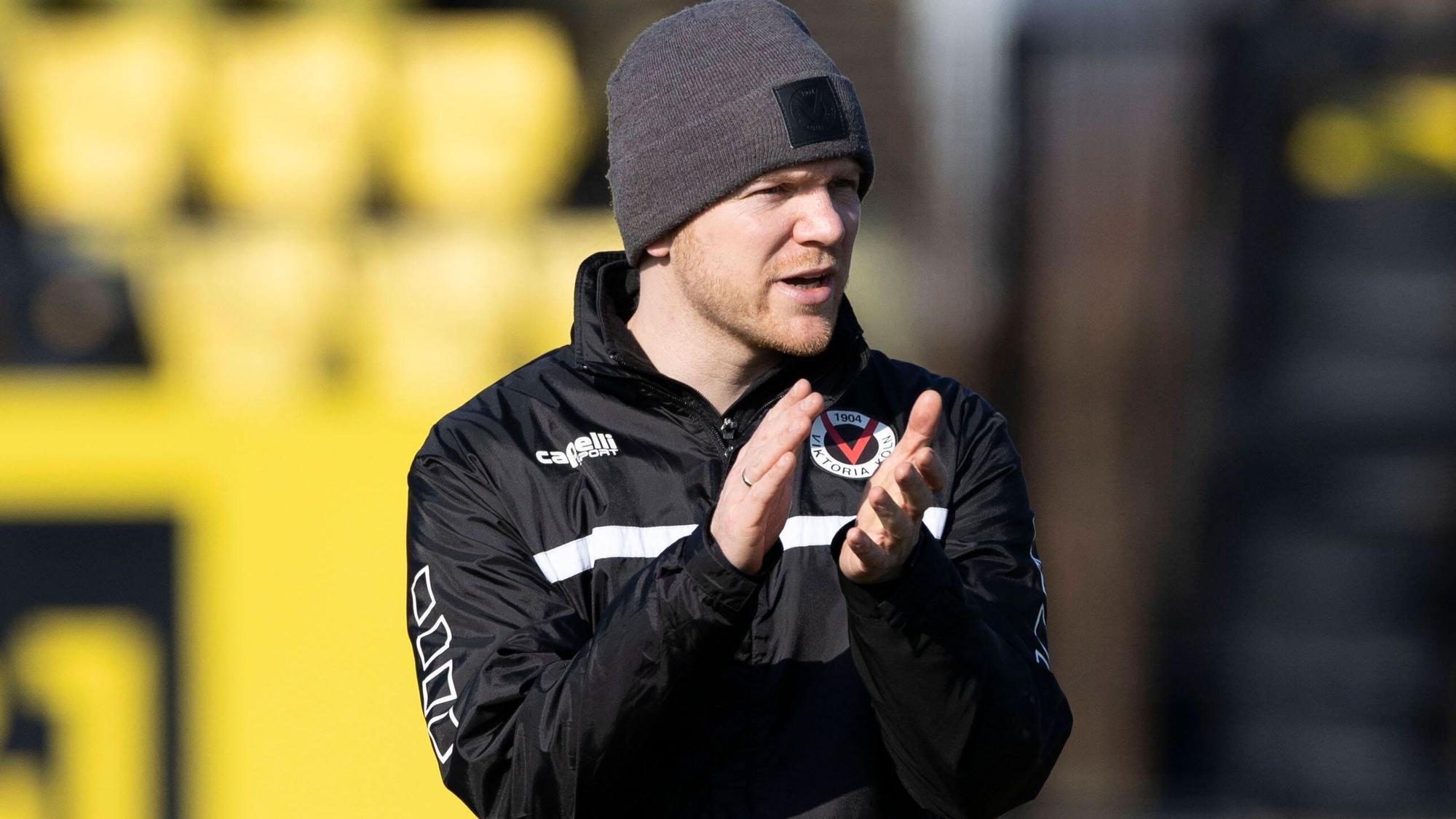 Fußball: U19 Bundesliga West, Saison 2021/2022, 13. Spieltag, Borussia Dortmund - FC Viktoria Köln am 05.03.2022 in Dortmund Nordrhein-Westfalen. Kölns Trainer Marian Wilhelm klatscht in die Hände WICHTIGER HINWEIS: Gemäß den Vorgaben der DFL Deutsche Fußball Liga bzw. des DFB Deutscher Fußball-Bund ist es untersagt, in dem Stadion und/oder vom Spiel angefertigte Fotoaufnahmen in Form von Sequenzbildern und/oder videoähnlichen Fotostrecken zu verwerten bzw. verwerten zu lassen. *** Soccer U19 Bundesliga West, season 2021 2022, 13 match day, Borussia Dortmund FC Viktoria Cologne on 05 03 2022 in Dortmund North Rhine Westphalia Cologne coach Marian Wilhelm claps his hands IMPORTANT NOTE According to the requirements of the DFL German Football League and the DFB German Football Association is prohibited in the stadium and or from the game made photographs in the form of sequence images and or video-like photo series to exploit or exploit to let Copyright: xKirchner/MarcoxSteinbrennerx