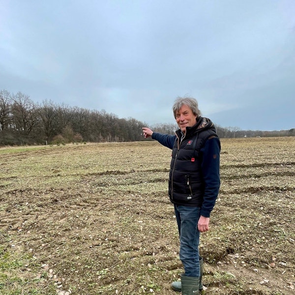 Norbert Schaffrath zeigt das leere Feld am Rande des Kottenforstes.