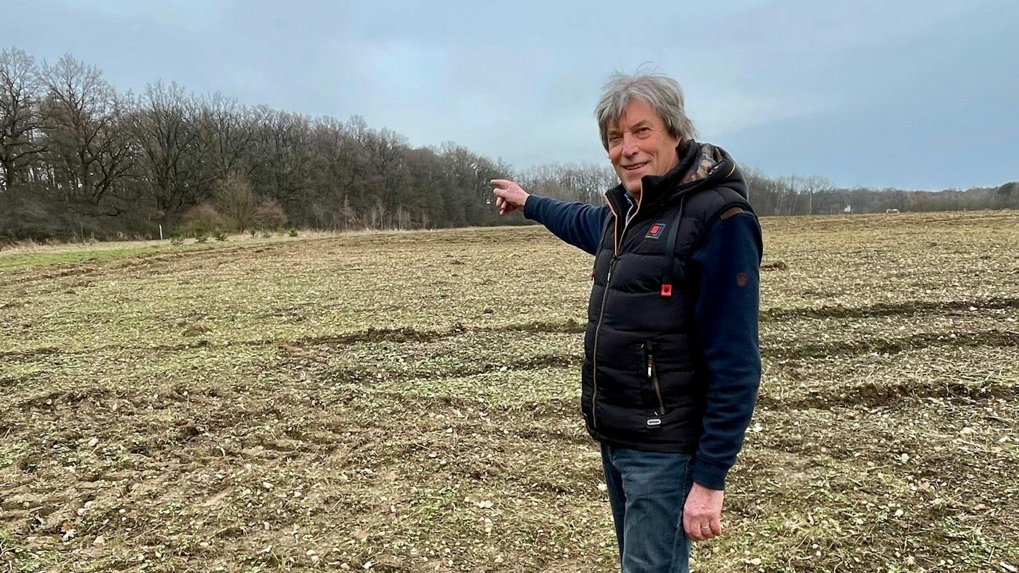 Norbert Schaffrath zeigt das leere Feld am Rande des Kottenforstes.