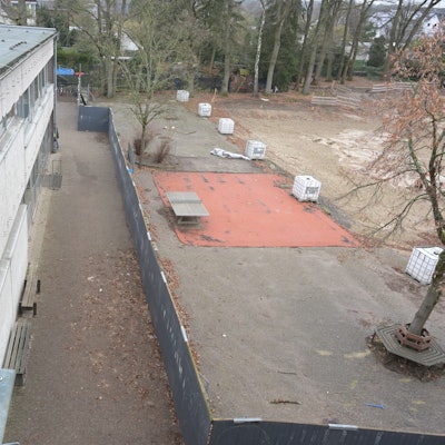 Die Verbundschule Mitte Refrath am Mohnweg. Der Schulhof ist eine Baustelle